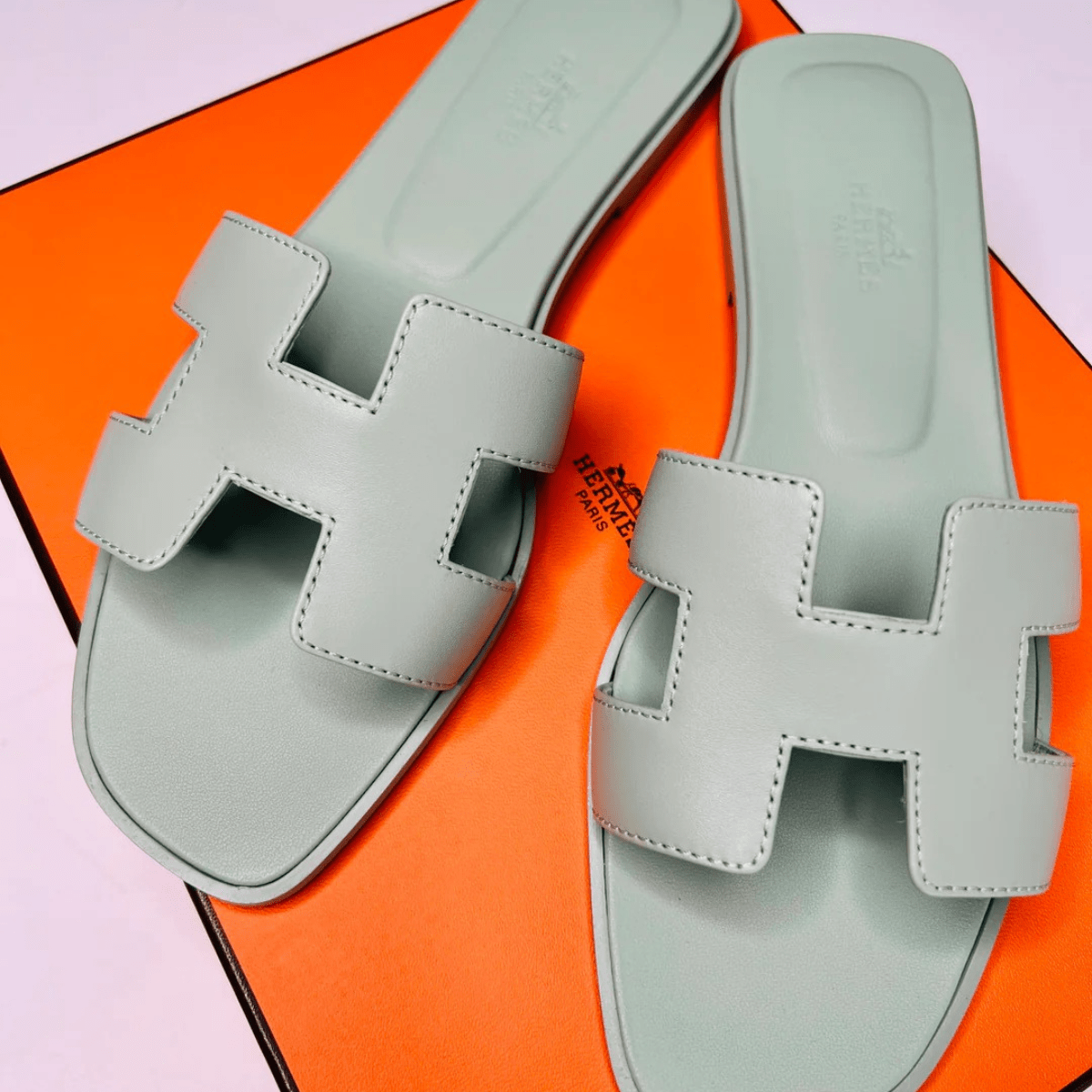 Hermès Set – Kelly 28 Vert d’Eau Alligator Limited Edition & Oran Sandals Green
